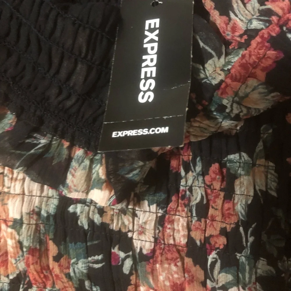 EXPRESS Black Boho Floral Top. Small Black w foral print NWT - Picture 9 of 10